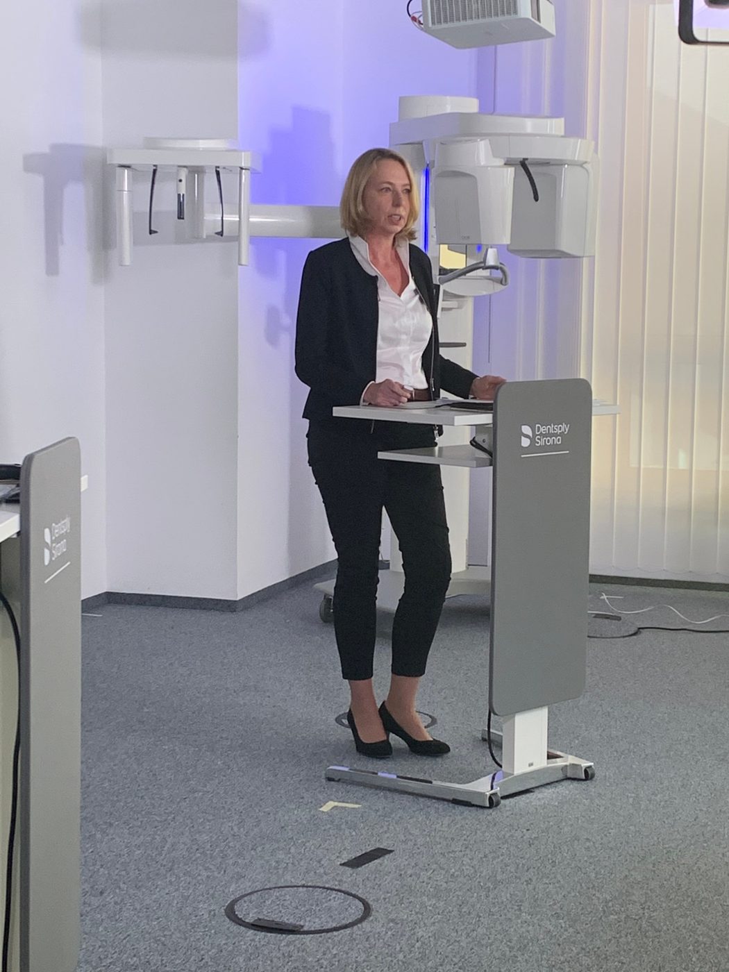 Dr. Bernhild Stamnitz bei einem Vortrag bei Dentsply Sirona