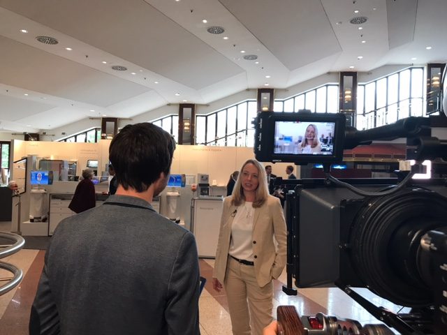 Dr. Bernhild Stamnitz im Interview auf einer Dentalmesse