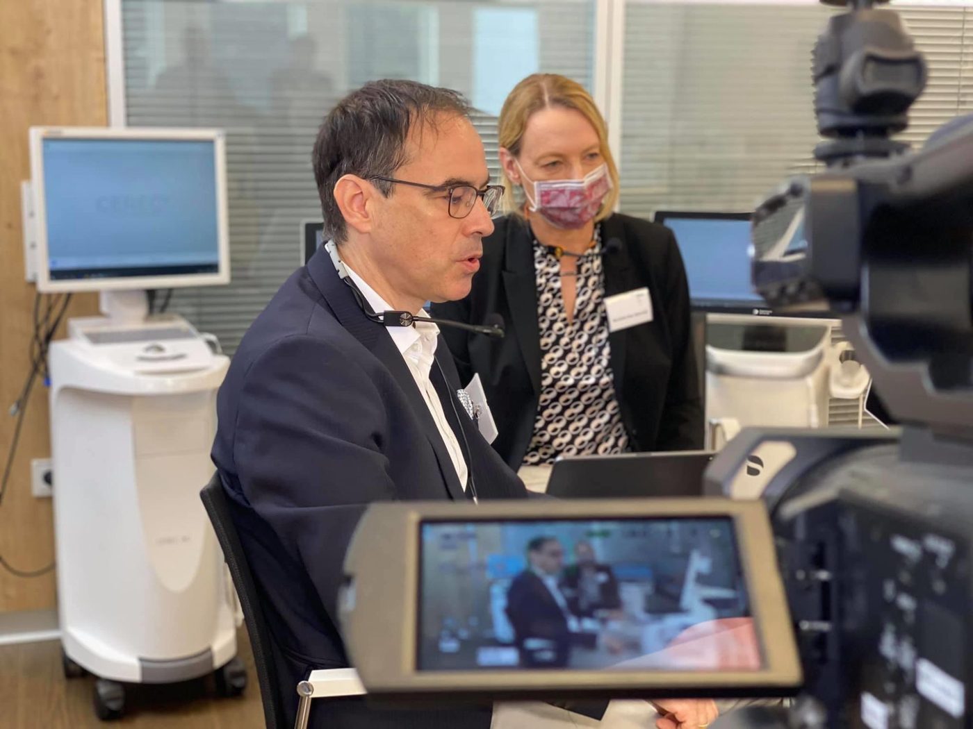Live-Demonstration am CEREC vor der Kamera